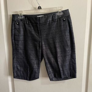 Ann Taylor Loft Marisa short with cute button pockets and has silver tone sz2